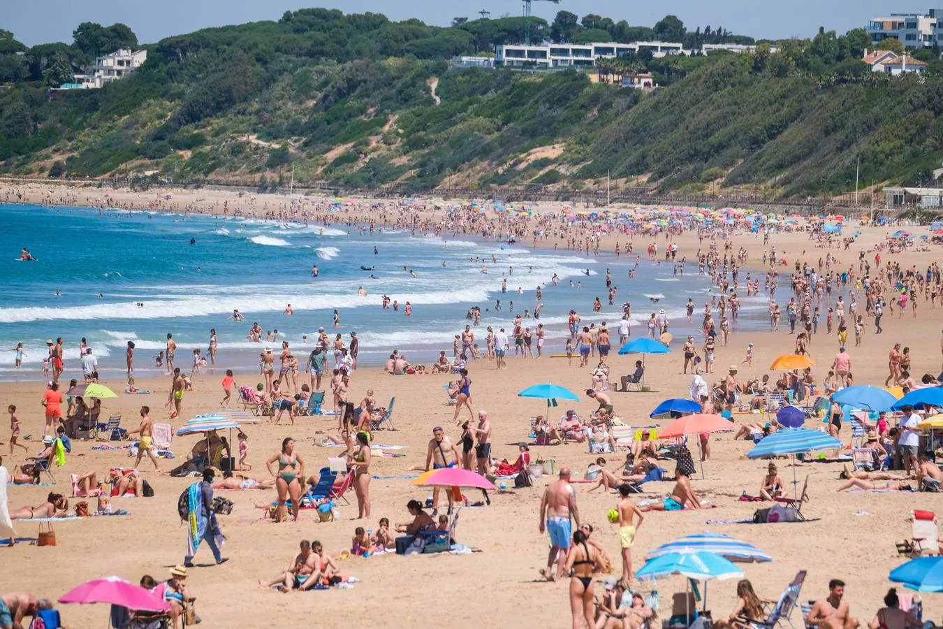 Las playas andaluzas estrenan el verano más deseado
